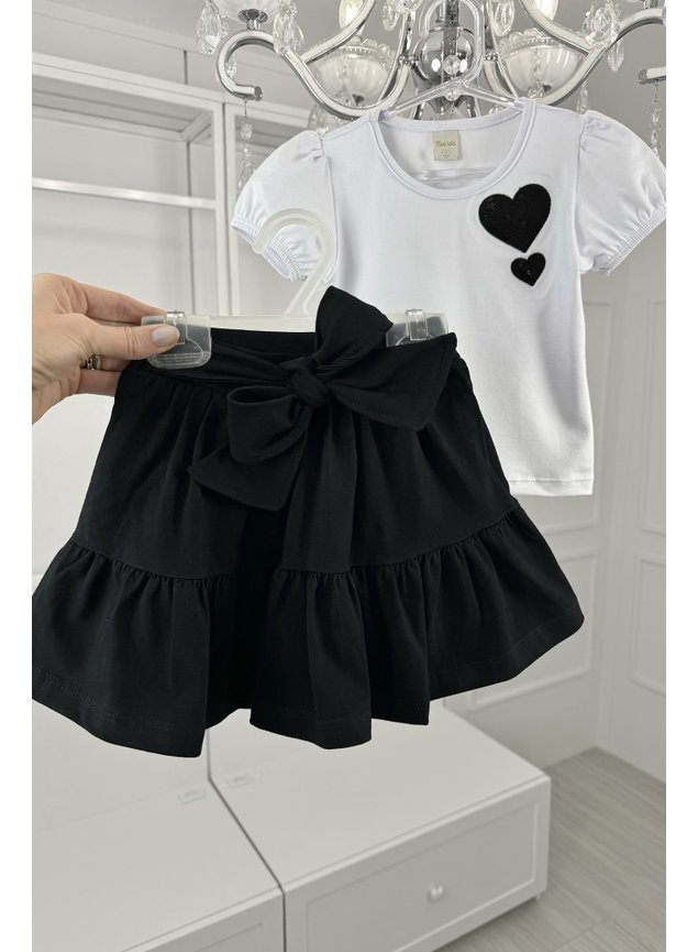 conjunto blusa branca coracoes paete preto saia shorts menina infantil miniconceito