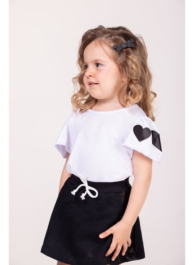 conjunto menina infantil minicocneito blusa branca coracao cetim shorts saia preto a