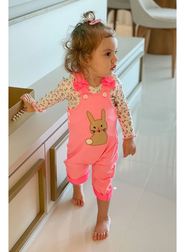jardineira coelho menina infantil miniconceito bebe rosa blusa florida